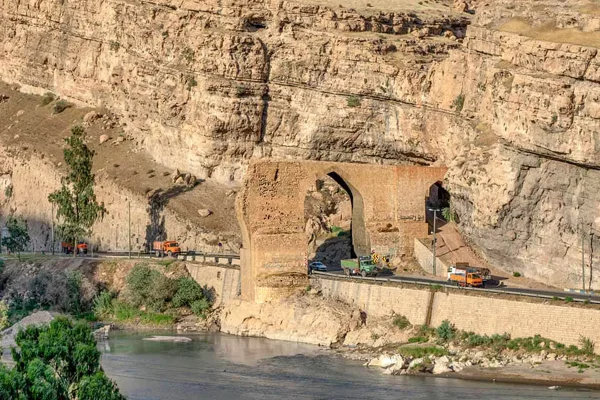 عروس طبیعت ایران چشم‌ها را به مهمانی تلاقی آب و صخره فرا می‌خواند