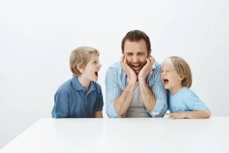 برخورد و راهکارهای والدین هوشیار با حسادت کودکان