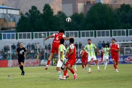 خیبر و هوادارانش پرسپولیس تهران را در خرم آباد متوقف کردند